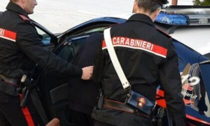 Rompe il polso a un carabiniere: 34enne ai domiciliari