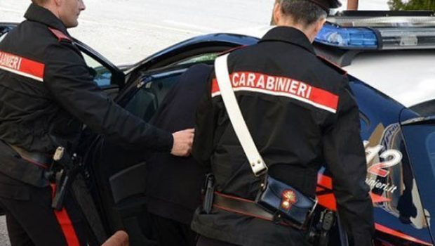 Picchia la madre per avere 40 euro: arrestato 35enne