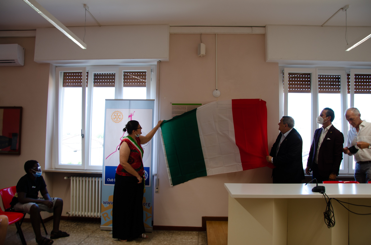 Il Rotary dona la Costituzione al Comune