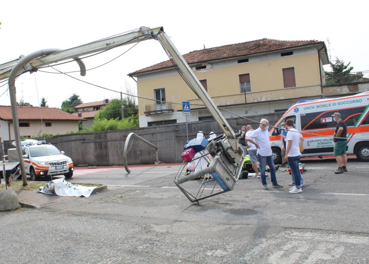 Cade dal cestello elevatore: gravissimo un 16enne