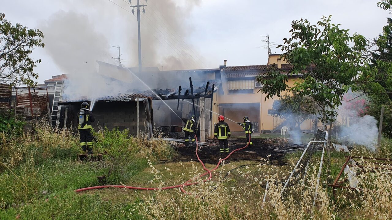 A fuoco garage e porticato di un’abitazione