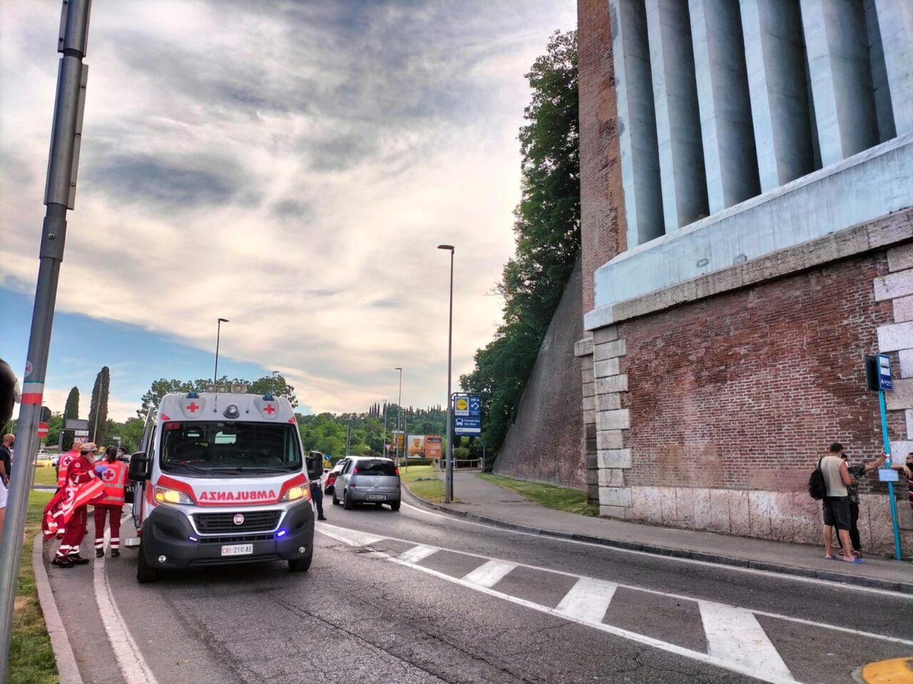 Cade dal viadotto a Desenzano, grave una donna