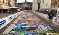 Piazza Santa Maria colorata con i “quadrotti” solidali