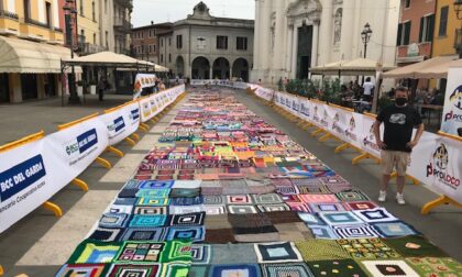 Piazza Santa Maria colorata con i “quadrotti” solidali