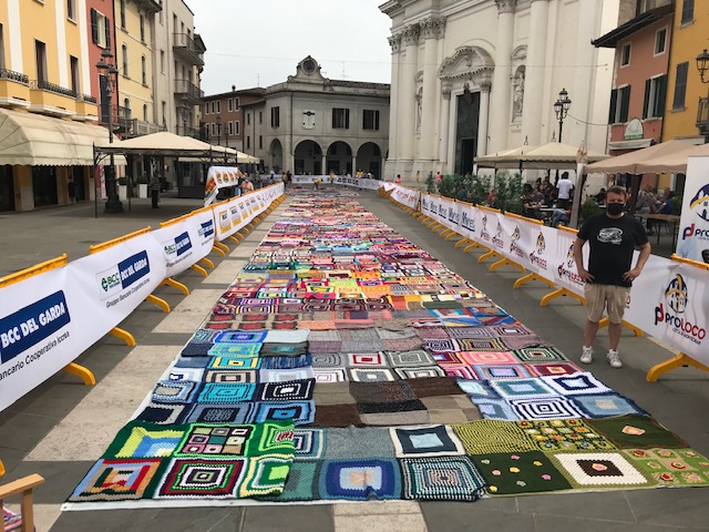 Piazza Santa Maria colorata con i “quadrotti” solidali