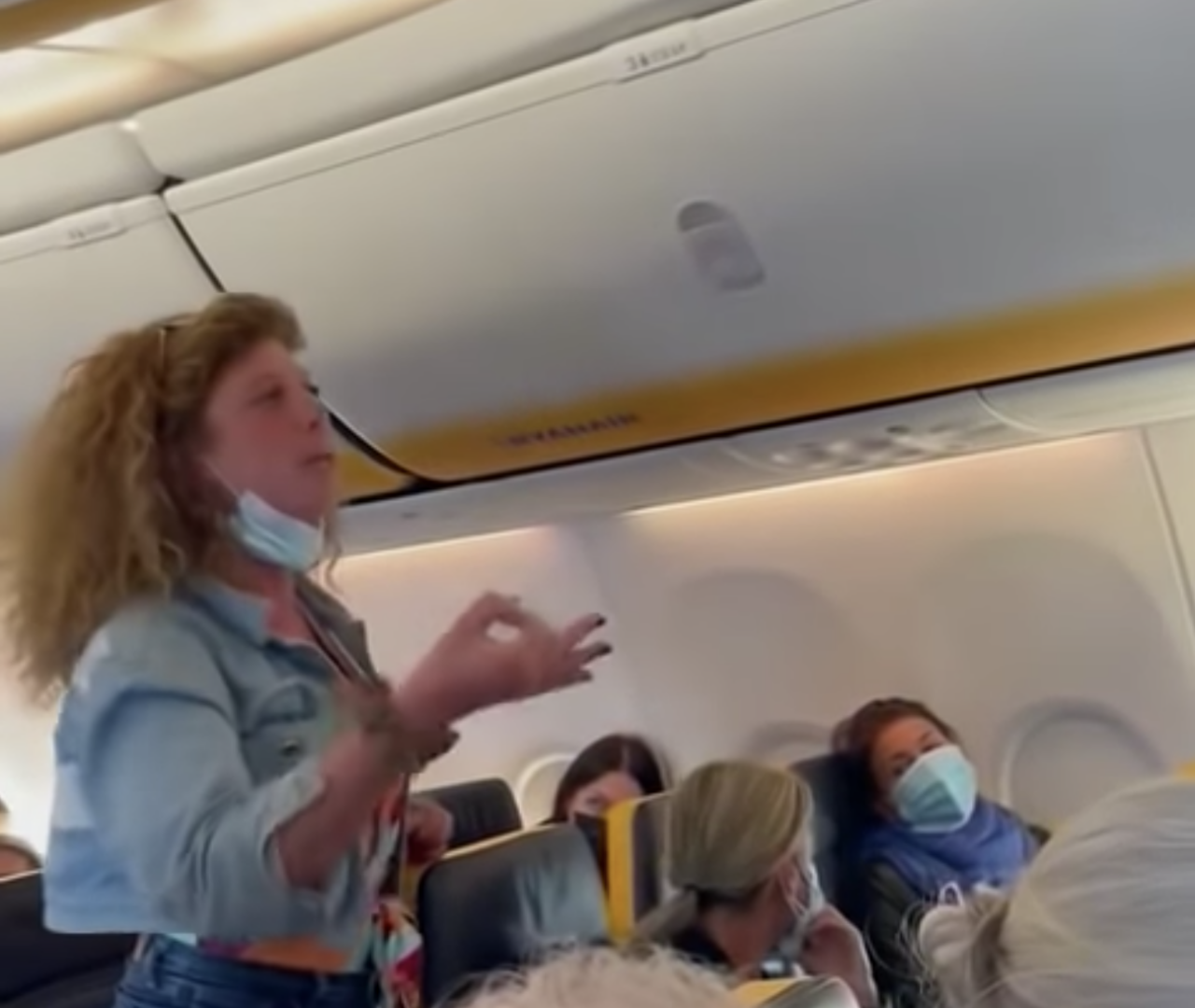 Paura e delirio a Orio al Serio: passeggera insulta e alza le mani a bordo dell’aereo