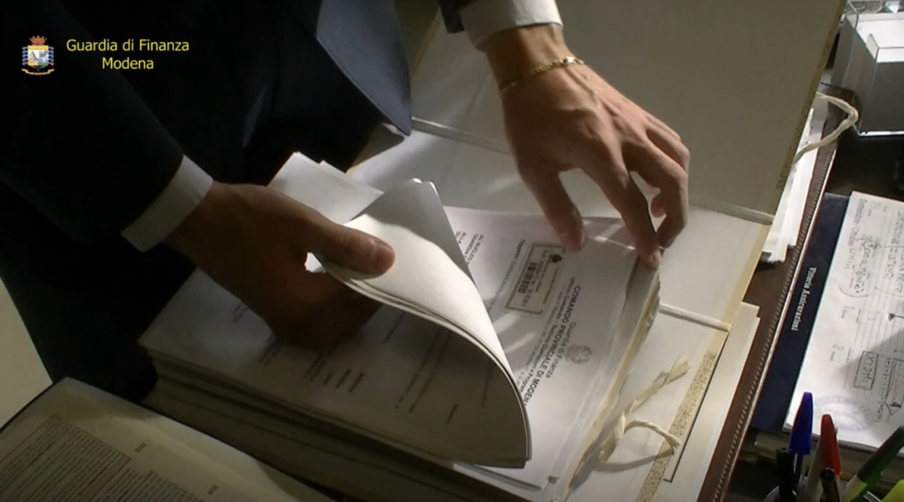 Operazioni inesistenti e autoriciclaggio: 5 arresti, sequestrati 7 milioni