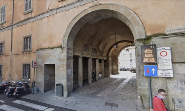 Aiutano la figlia disabile nelle commissioni, ma il pass per le Ztl è scaduto: arrivano 72 multe