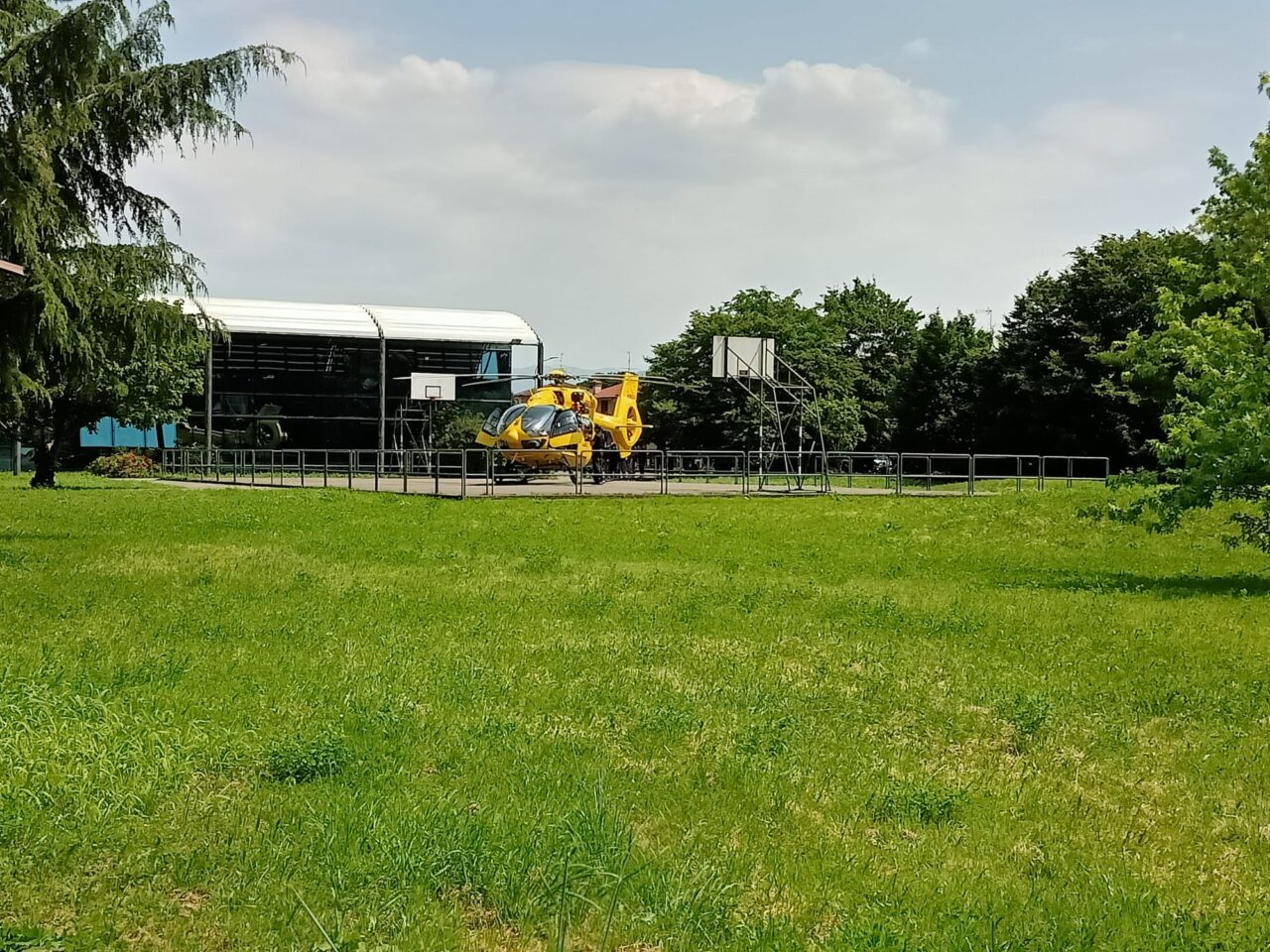 Ragazza colta da un malore: elicottero atterrato a scuola