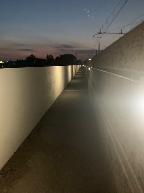 Conclusi i lavori per la nuova illuminazione della passerella ferroviaria