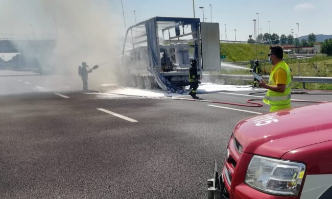 Camion in fiamme sull’A4: padre e figlio miracolati