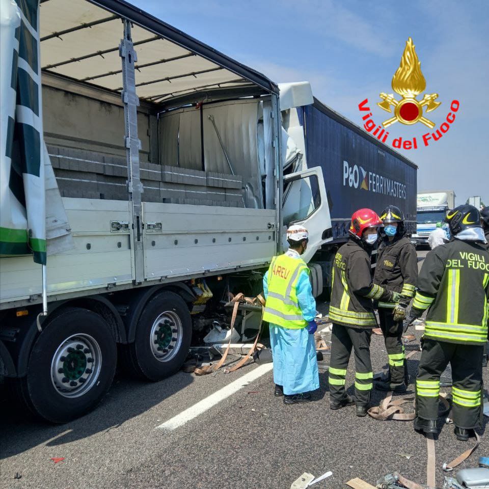 Tragico incidente sulla A4: morto un uomo di 50 anni. Autostrada chiusa da Seriate a Ospitaletto