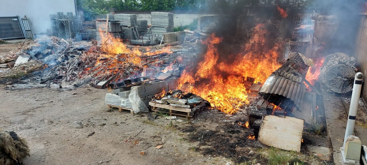 A fuoco catasta di legno situata fuori da una cascina