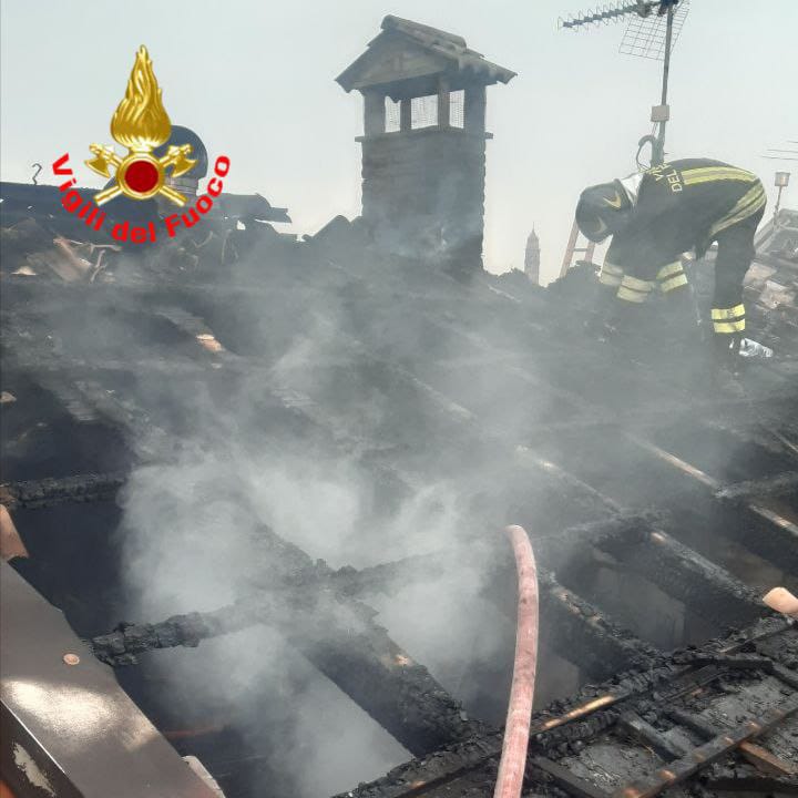 Il tetto prende fuoco, intervengono i Vigili del Fuoco