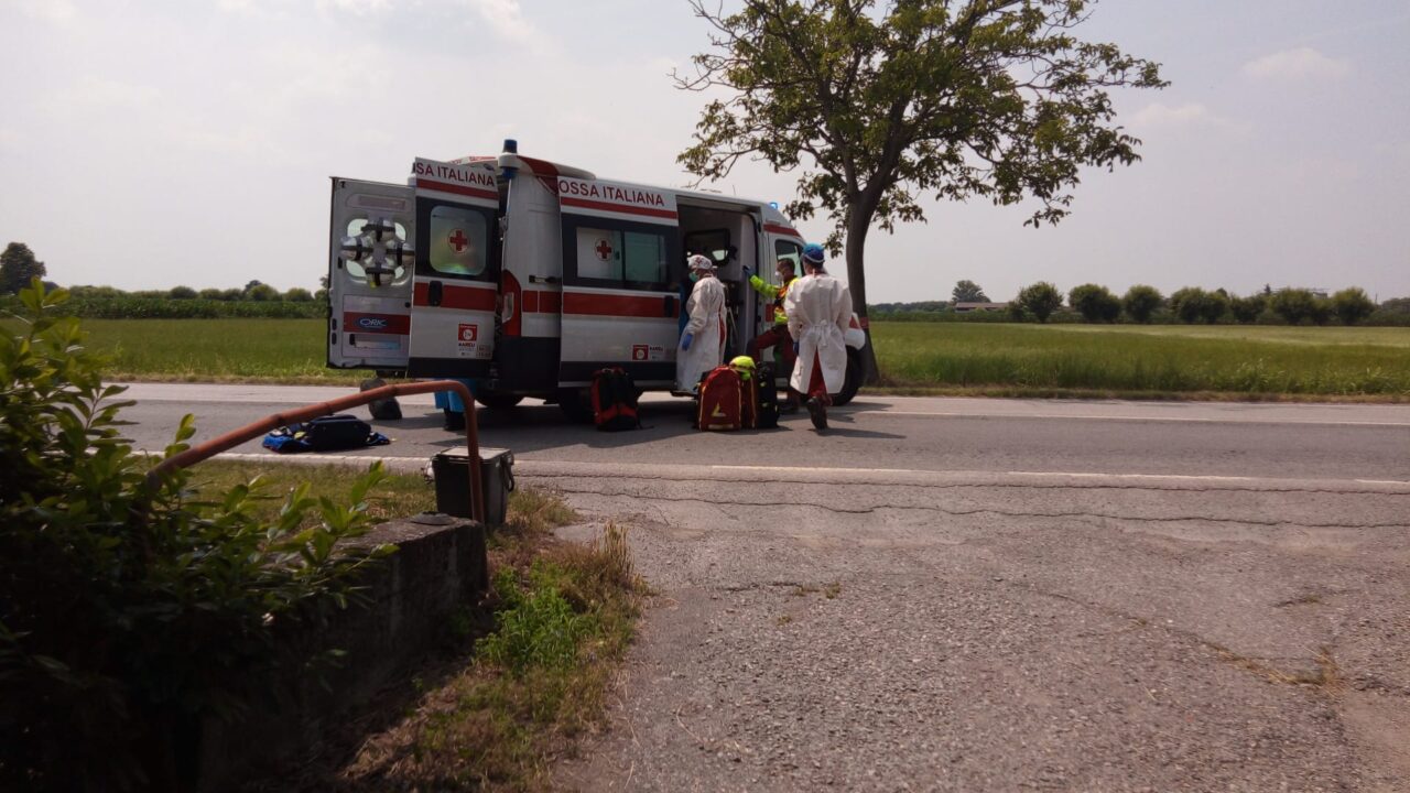 Scooter contro auto, giovane grave in elisoccorso