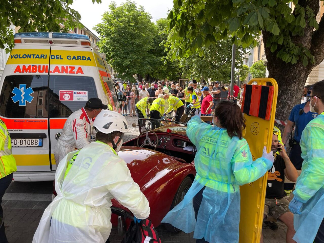 Esce di strada durante la Mille Miglia e travolge tre persone