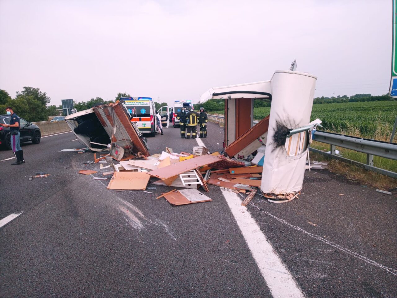 Scoppia la gomma, il camper si ribalta: salva una famiglia