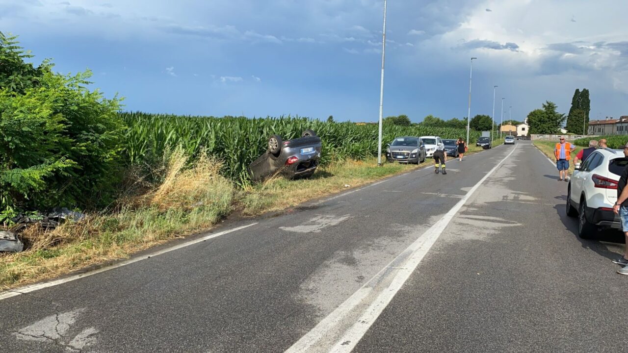 Si ribalta con l’auto, paura per una 27enne
