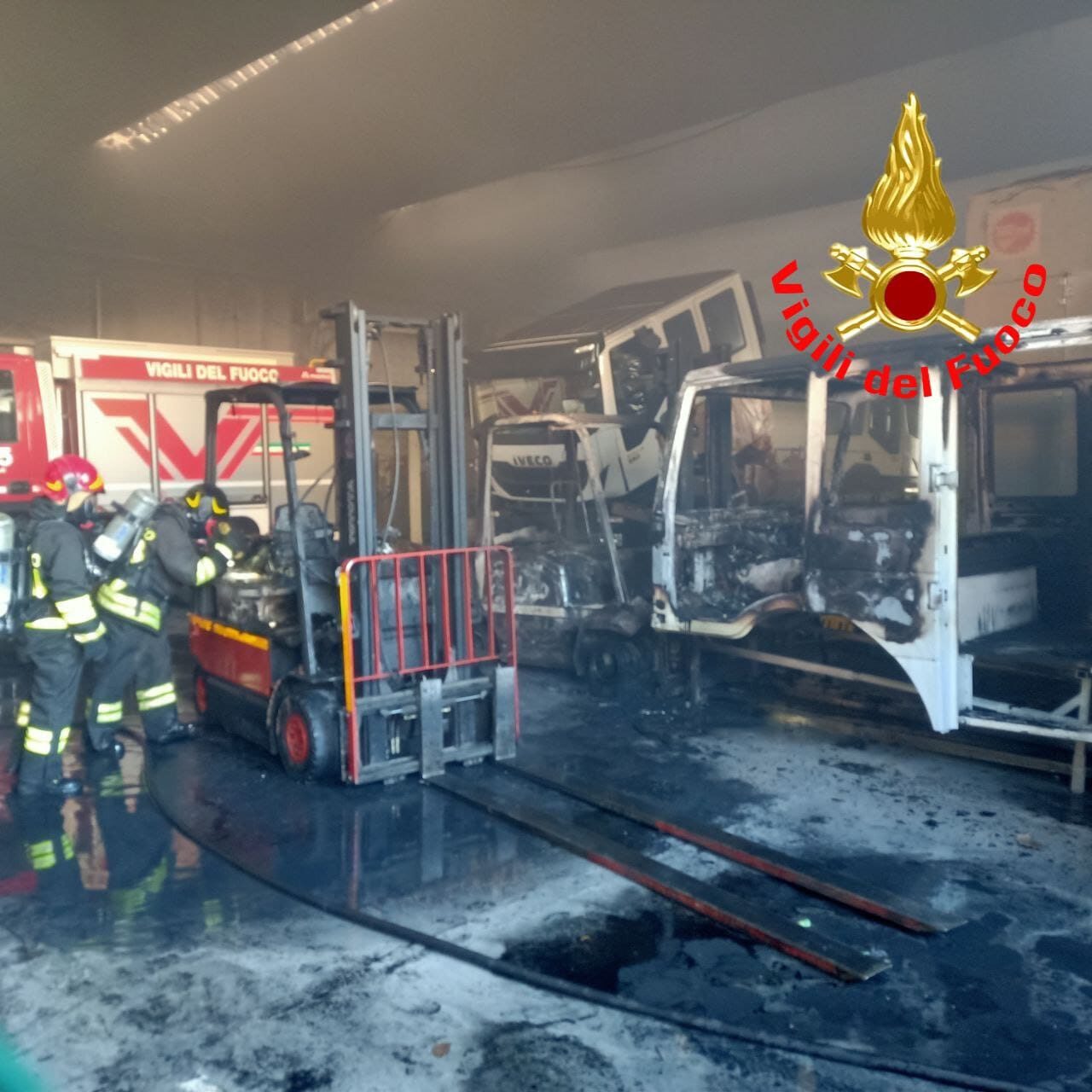 Paura a Zerbino: un capannone in fiamme