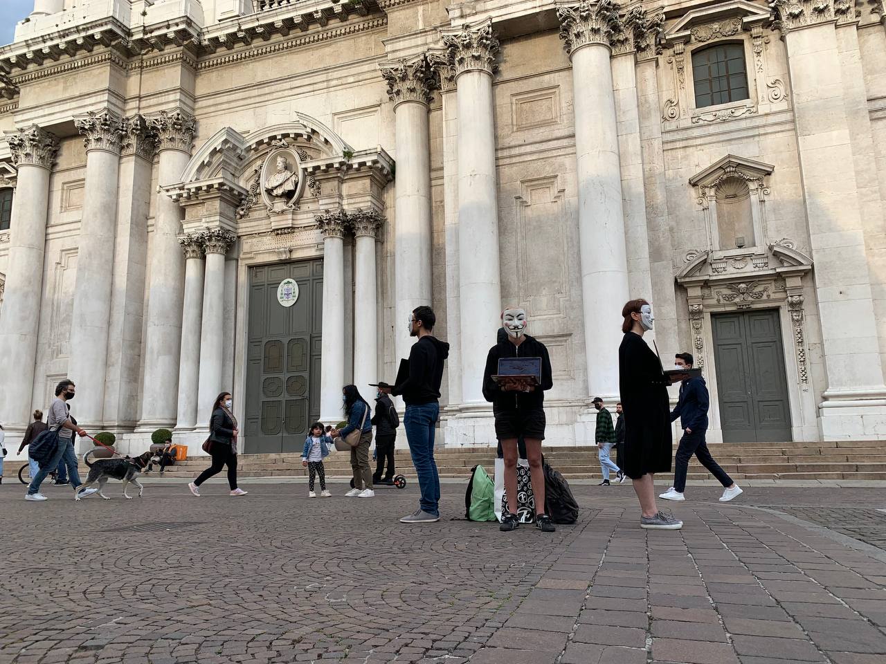Stasera il Cubo della Verità di AV in piazza Malvezzi