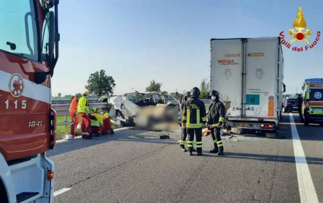 Cinque operai morti nel tragico schianto in autostrada