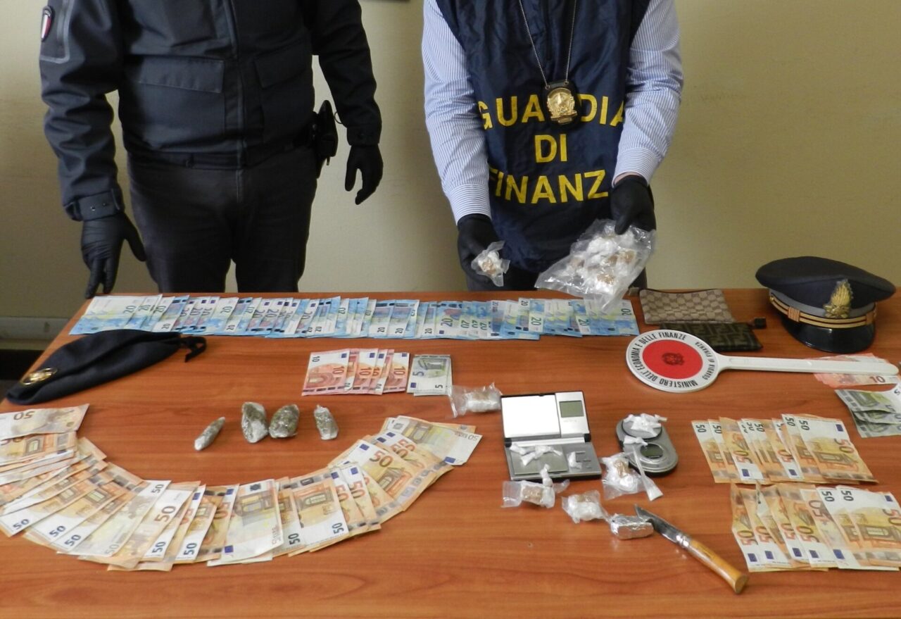 Arrestato spacciatore: in auto cocaina, hashish e marijuana