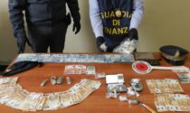 Arrestato spacciatore: in auto cocaina, hashish e marijuana