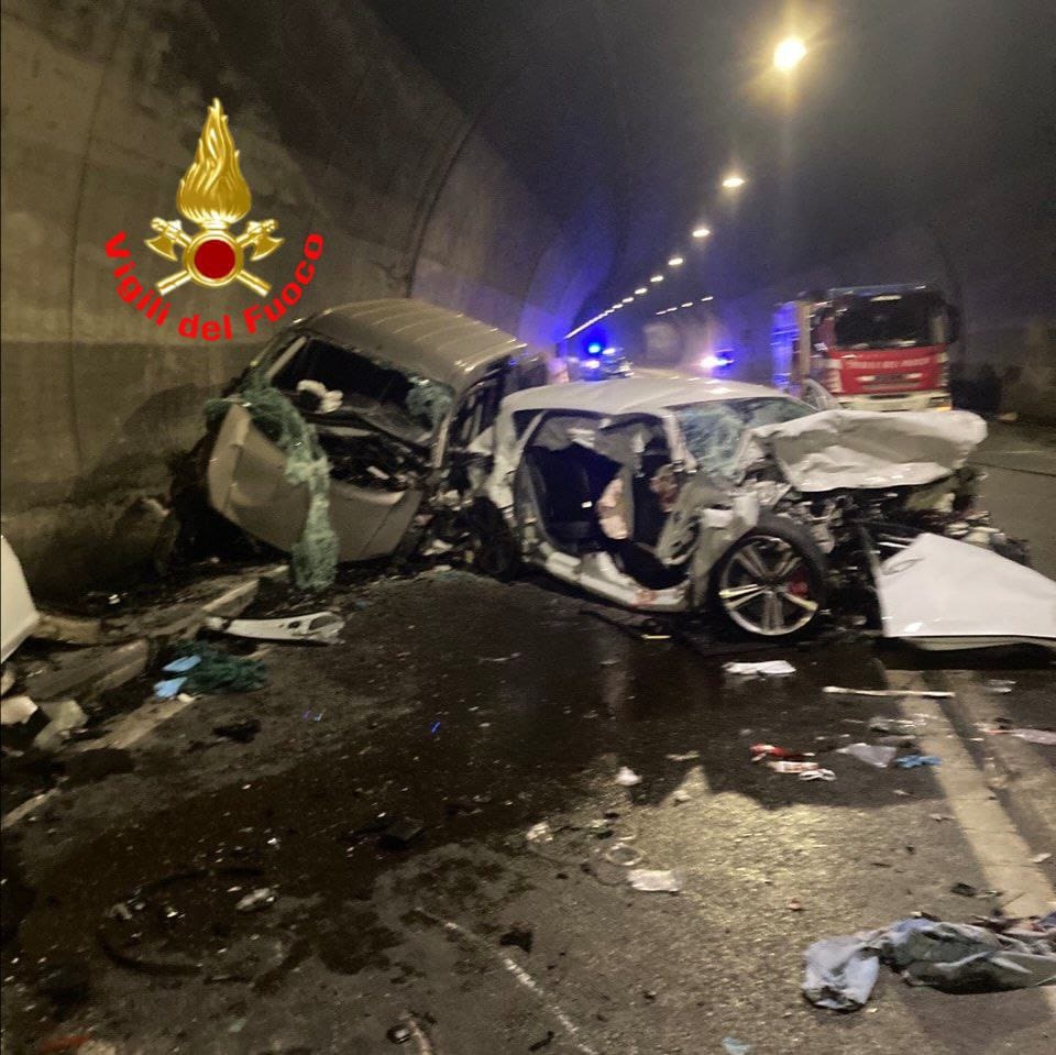 Terribile incidente in galleria: due morti e sei feriti