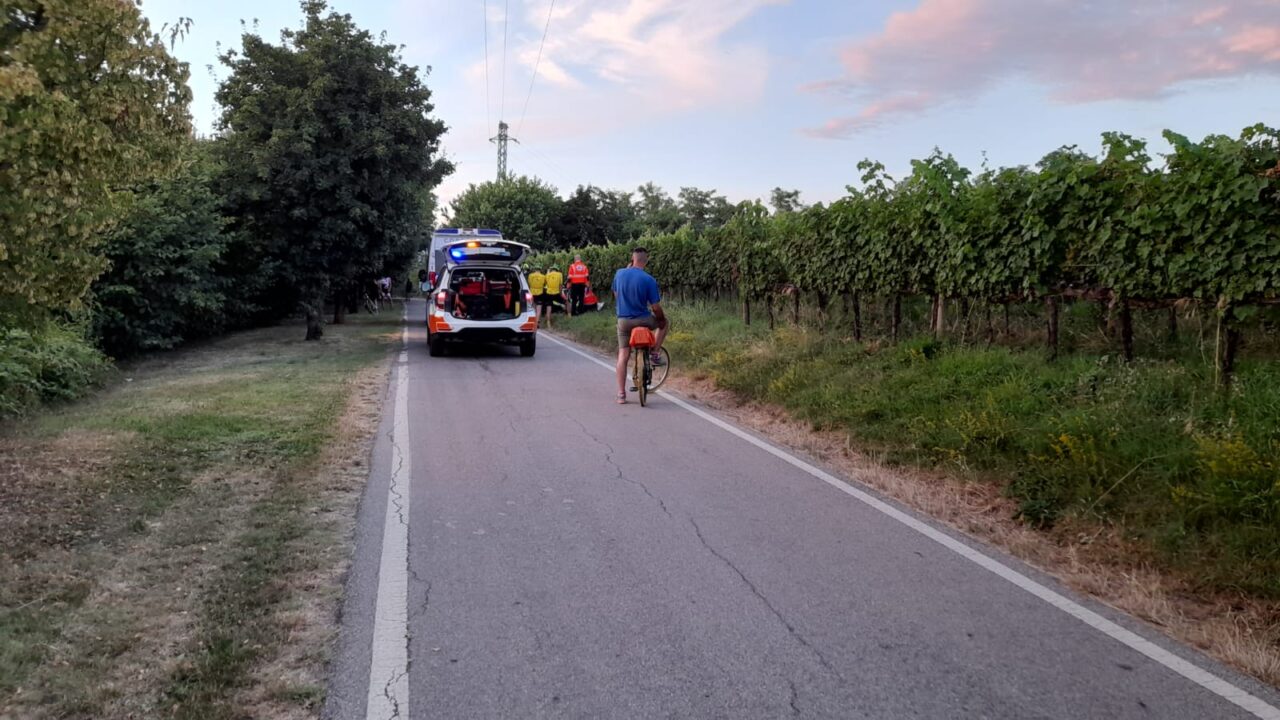 Ha un infarto mentre è in sella alla bici, muore 55enne