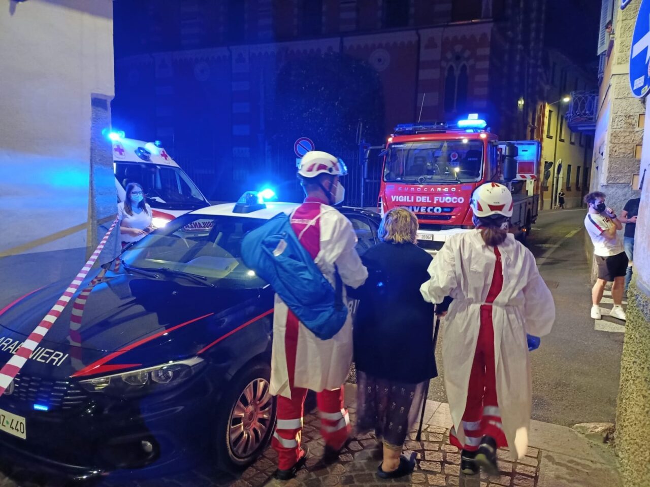 Tanta paura per un’anziana, bloccata nella sua abitazione invasa dal fumo