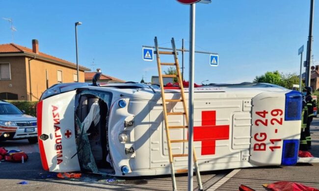 Auto finisce contro un’ambulanza, che si ribalta: quattro feriti