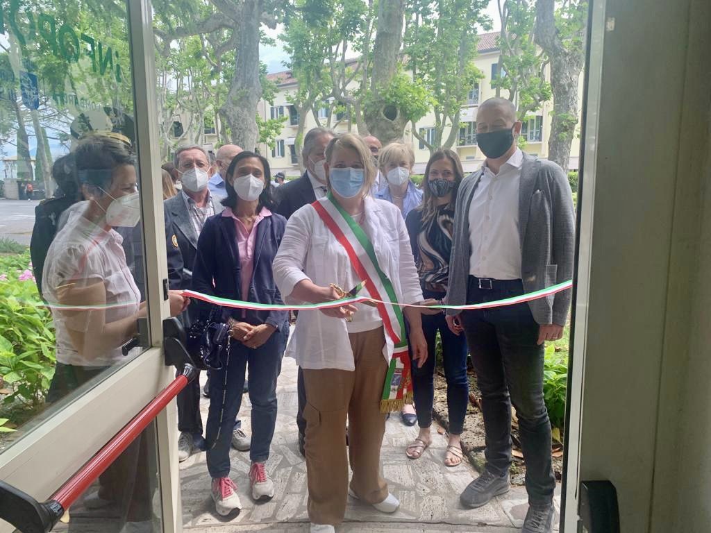 Taglio del nastro all’info point rinnovato di Sirmione