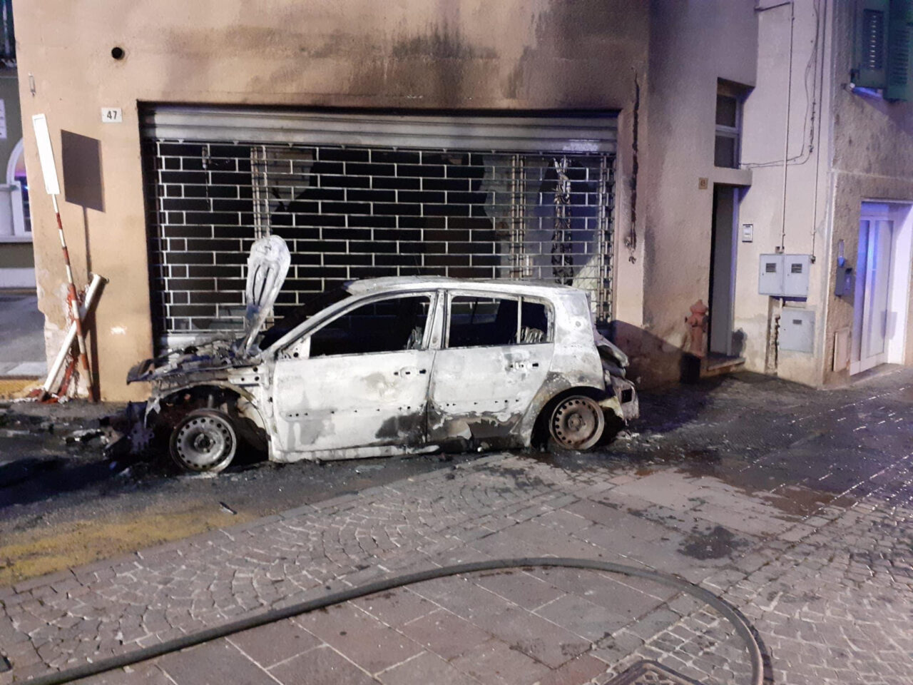 Gli bruciano l’auto sotto casa, è caccia al colpevole