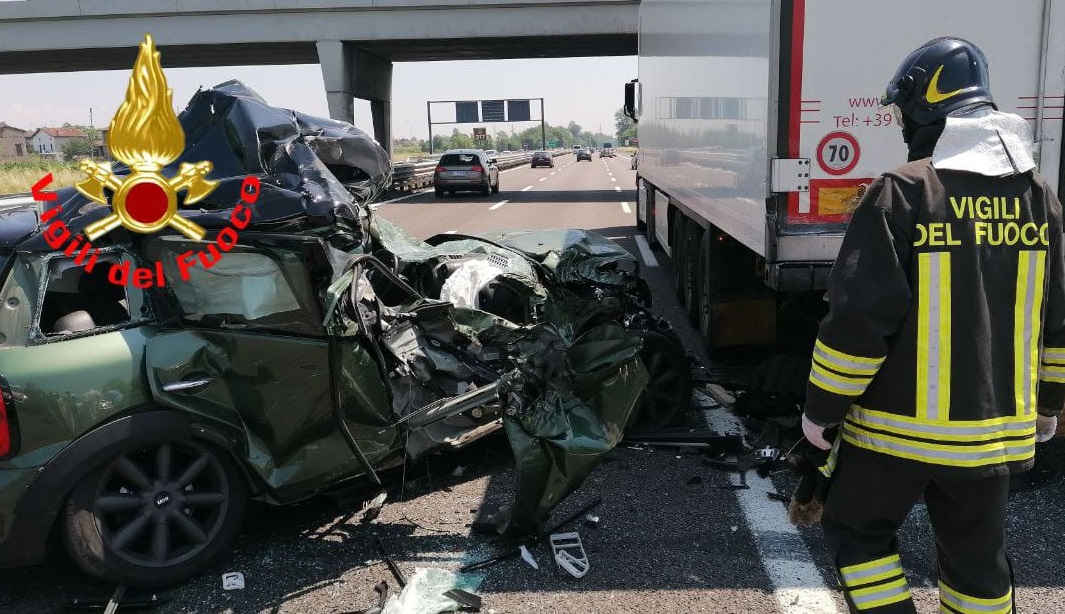 Tamponamento in A4 tra un’auto e un autoarticolato