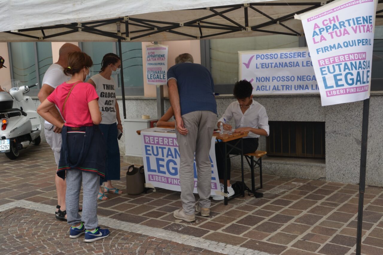 Un gazebo per firmare a favore dell’eutanasia legale