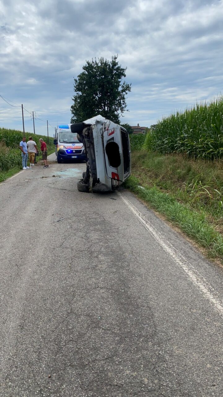 Si ribalta con l’auto fra le campagne