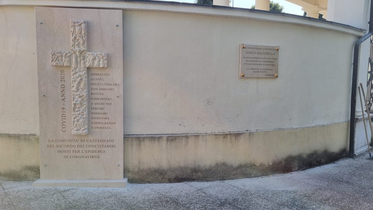 Dopo la trafugazione, è ritornata in paese la croce per i morti Covid