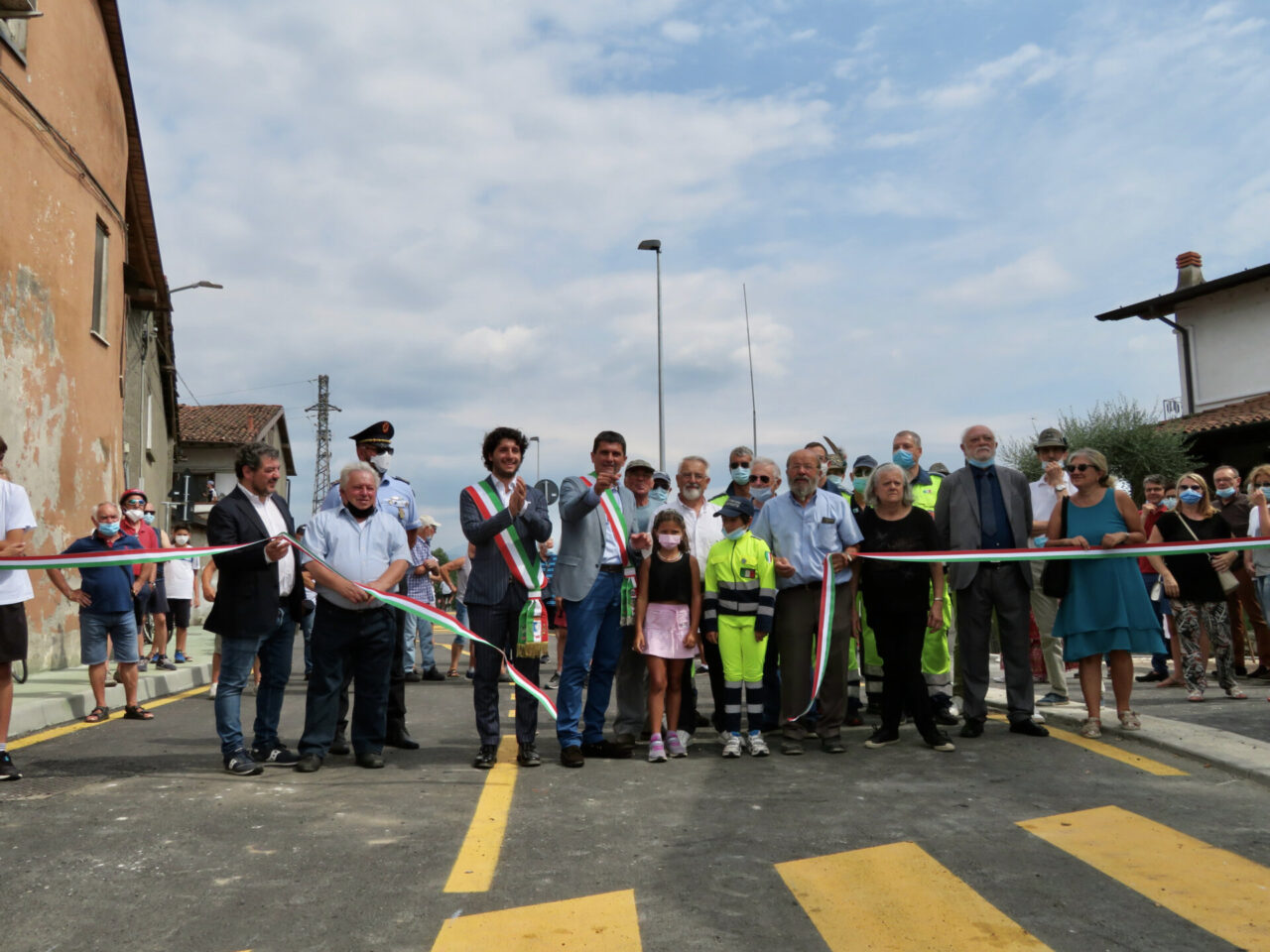 Taglio del nastro per il nuovo tratto di strada che collega due paesi e la Brebemi