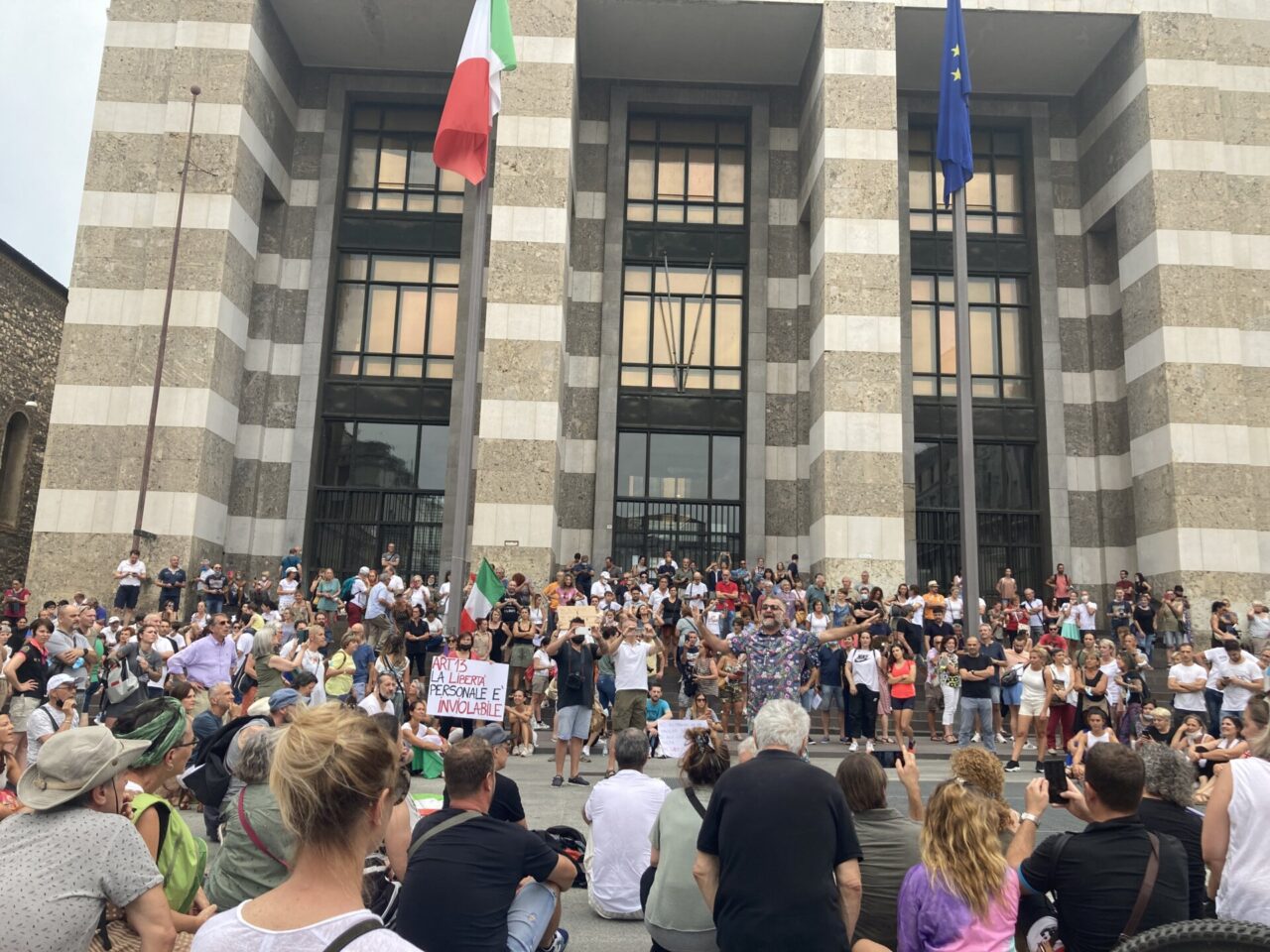 “No al green pass”: più di 1.000 persone in piazza Vittoria si mobilitano per la “libertà”