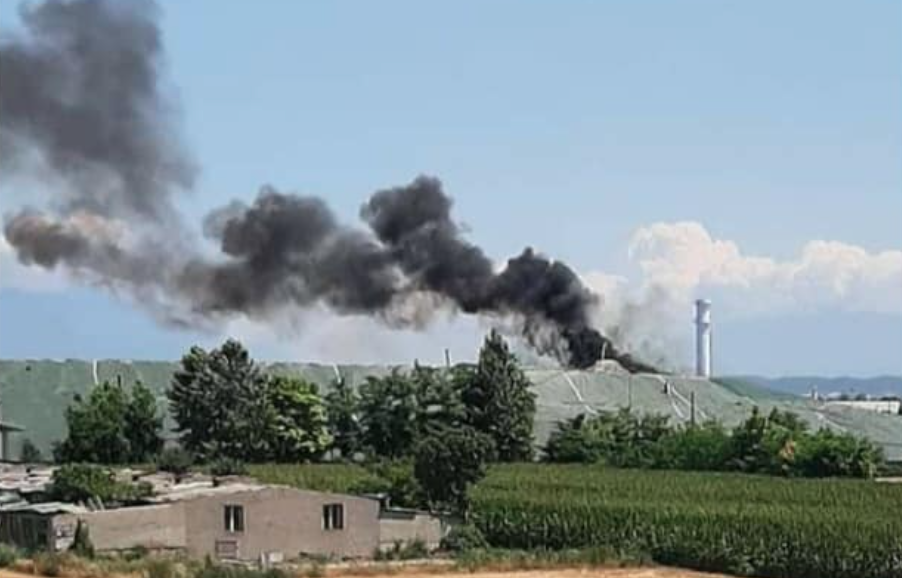 Fiamme a Calcinatello, fumo nero da una discarica