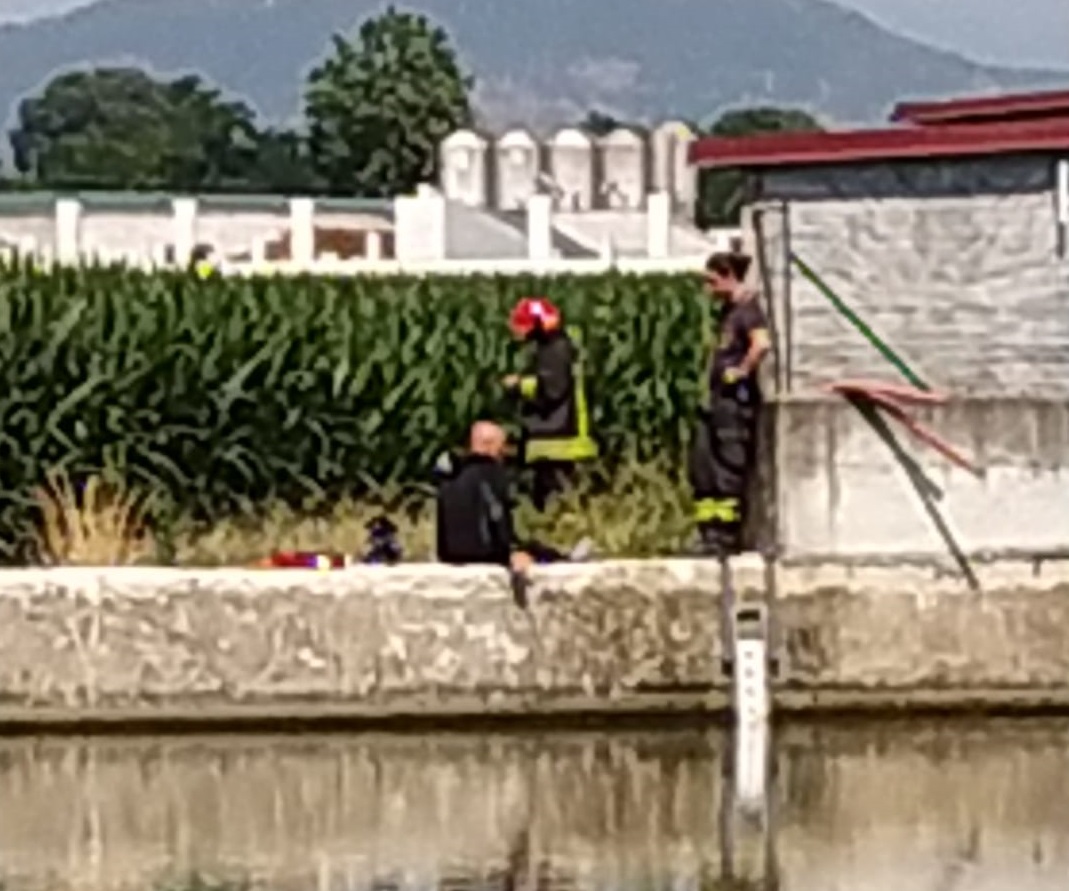 Sub in difficoltà mentre si trova in acqua: salvato dai pompieri