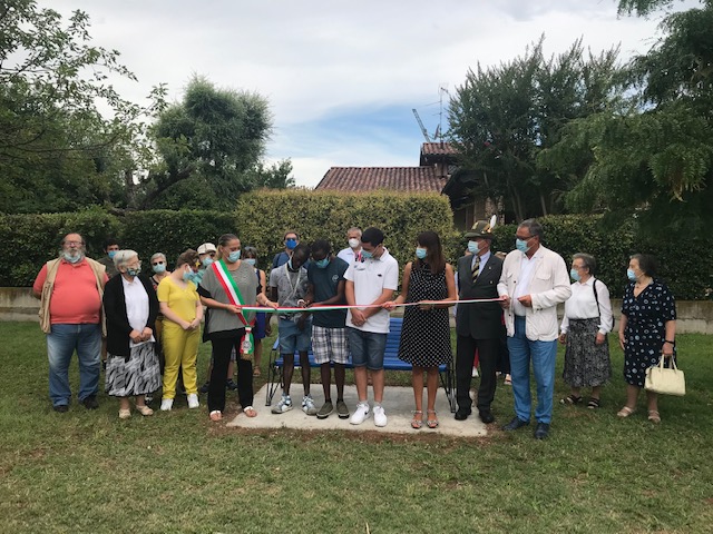 Una panchina blu nel parco inclusivo dedicato al beato Novarese