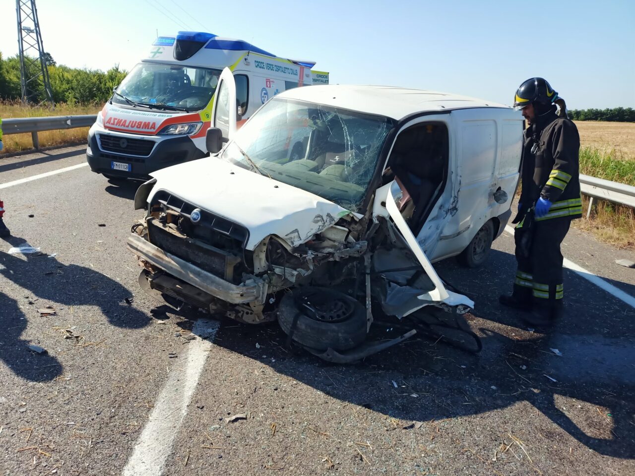 Scontro tra furgoncino e trattore: variante bloccata dal traffico