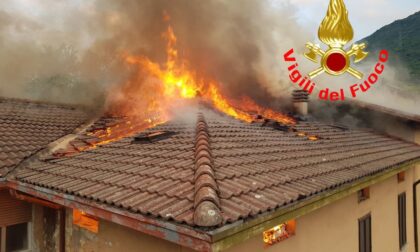 A fuoco il tetto dell'ex albergo Vela