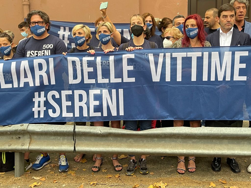 Famiglie delle vittime Covid: picchetto fuori dal Tribunale di Roma