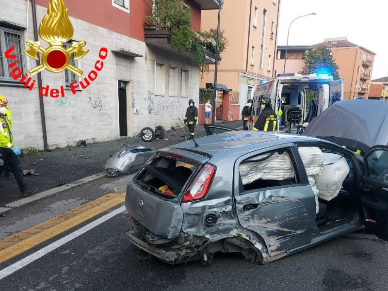 Si ribalta con l’auto in città: paura per un 22enne