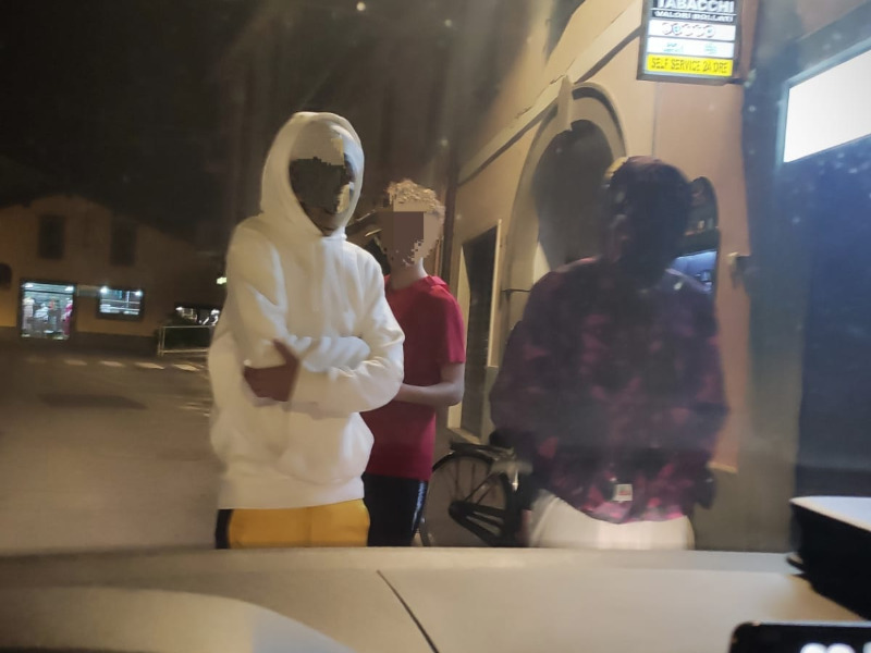 Accerchiano e minacciano la Polizia: denunciata baby gang