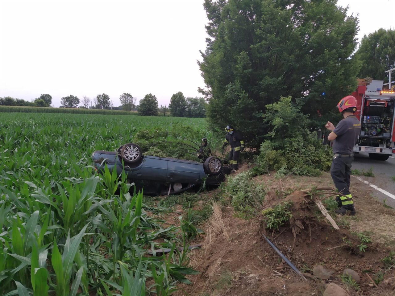 Si ribalta nel campo, ferito un 39enne