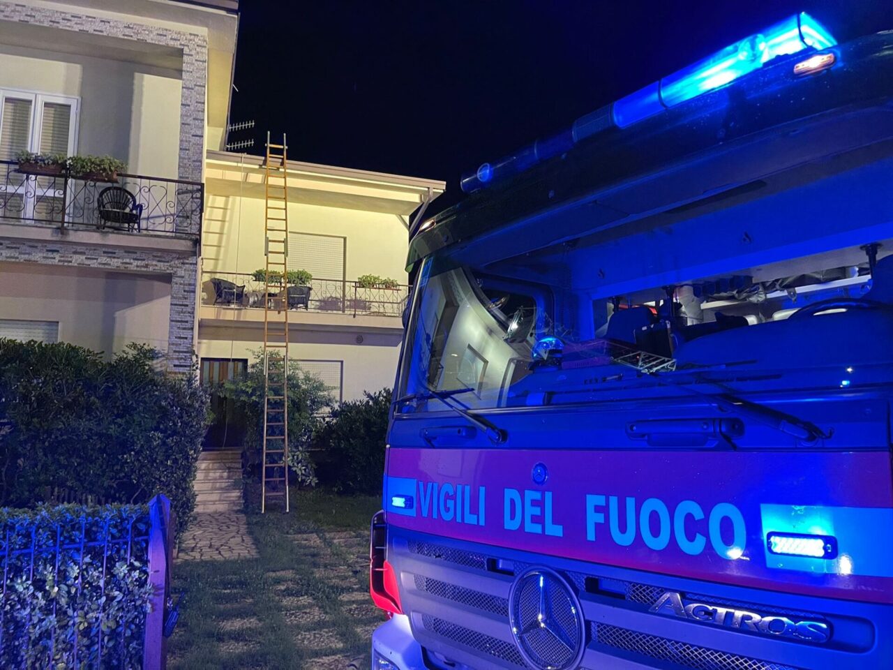 Grandine e vento forte, in centro storico salta la copertura del tetto