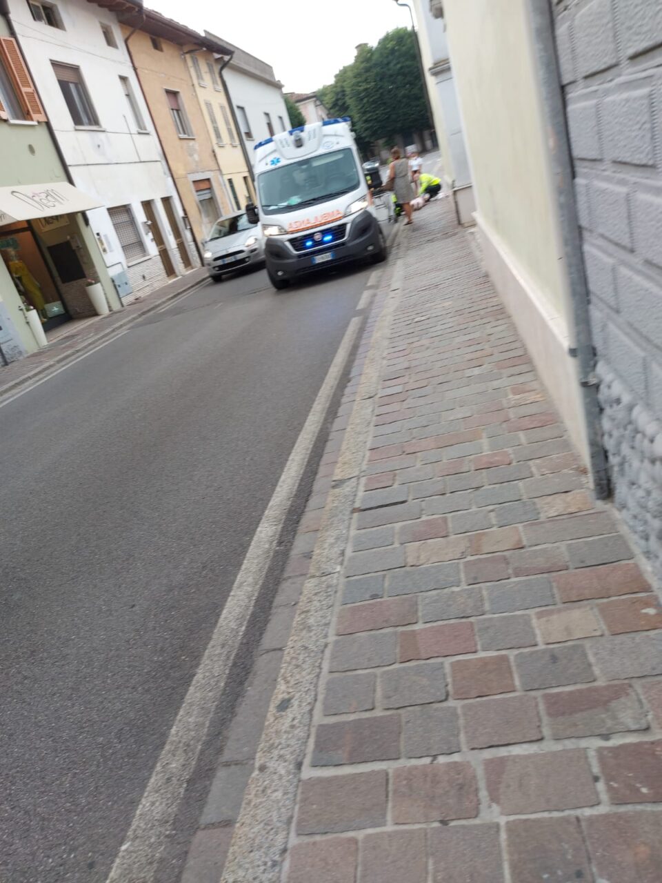 Inciampa sul marciapiede, batte la testa e finisce in ospedale